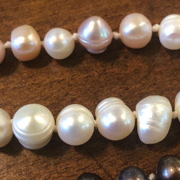 Three strands of natural pearls. Black pink white - Picture 1 of 4